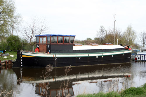 Approach to the lock at Beverley Beck